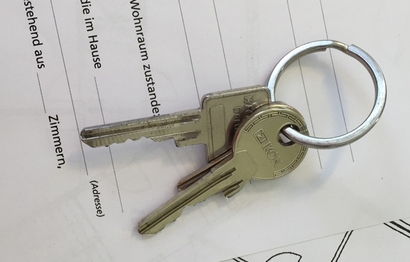 Mietvertrag und Schlüssel im Ambulant Betreuten Wohnen Hagen von Bethel.regional für Menschen mit geistigen und psychischen Behinderungen und hohem Unterstützungsbedarf.