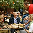 Gäste in der "Neuen Schmiede", die am Tisch bedient werden.