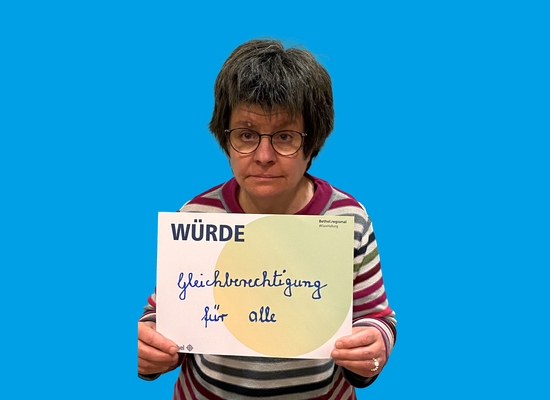 Frau mit Schild in der Hand Würde Gleichberechtigung für alle.