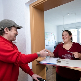 Mann bekommt Tabletten von einer Bethel-Mitarbeiterin