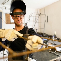 Eine Person bei Metallarbeit - Gebal in Gevelsberg von Bethel.regional