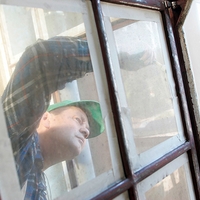 Mann bei Umbauarbeiten im Industriemuseum in Ennepetal, organisiert von der Einrichtung Gebal, die zuständig ist für die Tagesgestaltung von Menschen mit Behinderungen, Sucht, Erkrankungen und Schwierigkeiten bei der Lebensgestaltung