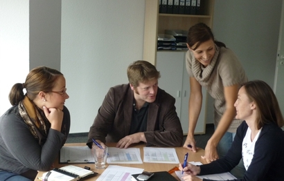 Arbeit im Büro des Ambulant Unterstützenden Wohnens in Münster von Bethel.regional, zur Unterstützung von Menschen mit Behinderungen, chronischen Erkankungen und Sucht.