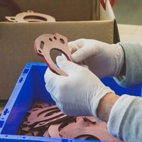 Nahaufnahme von Händen die mit Werkstück in der Hand - Gebal in Gevelsberg von Bethel.regional
