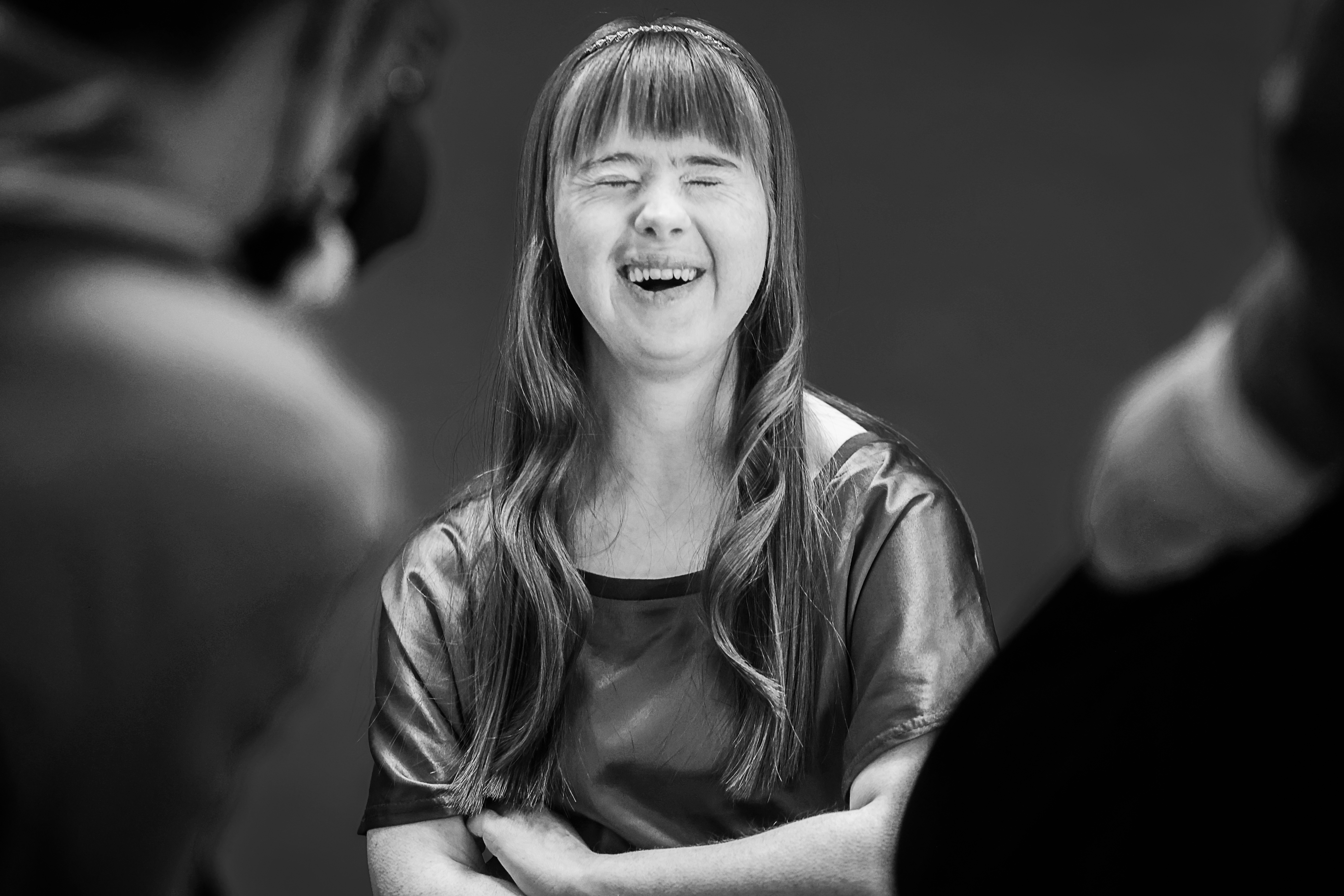 Schwarz-weiß Porträt einer jungen Frau mit Trisomie 21 im Rahmen des interaktiven Kunstprojekts Würde.